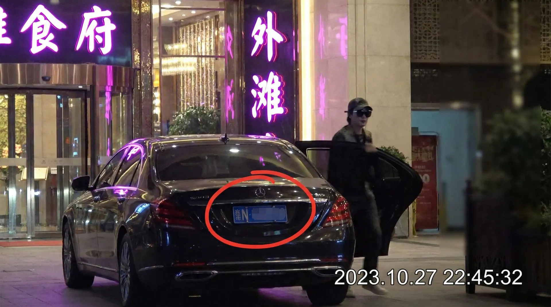 HB火博娱乐 - 豪车餐厅外偷拍